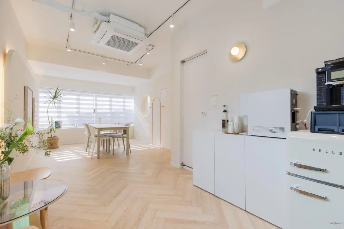 헤링본 마루가 돋보이는 모던 오피스 라운지